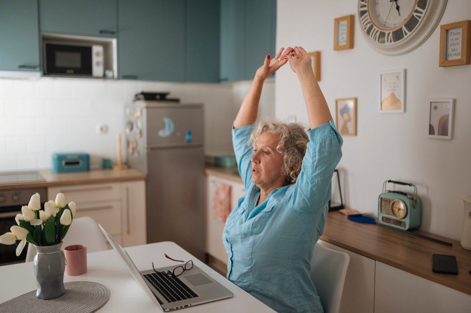 Stretches for Those Who Sit for Long Hours: Relieve Body Stiffness
