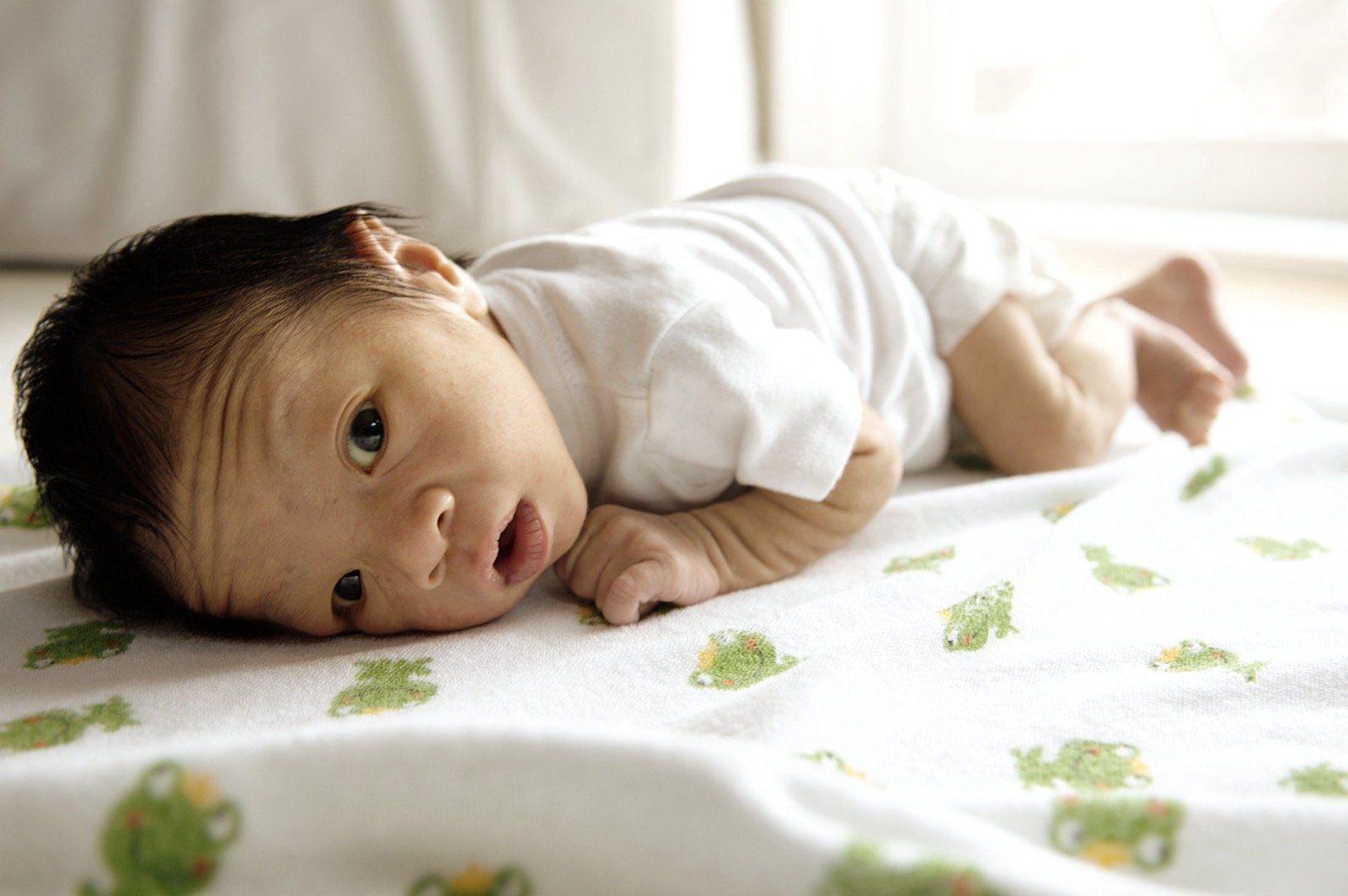 وقت الاستلقاء على البطن (Tummy Time): لماذا يهم من الأسابيع الأولى