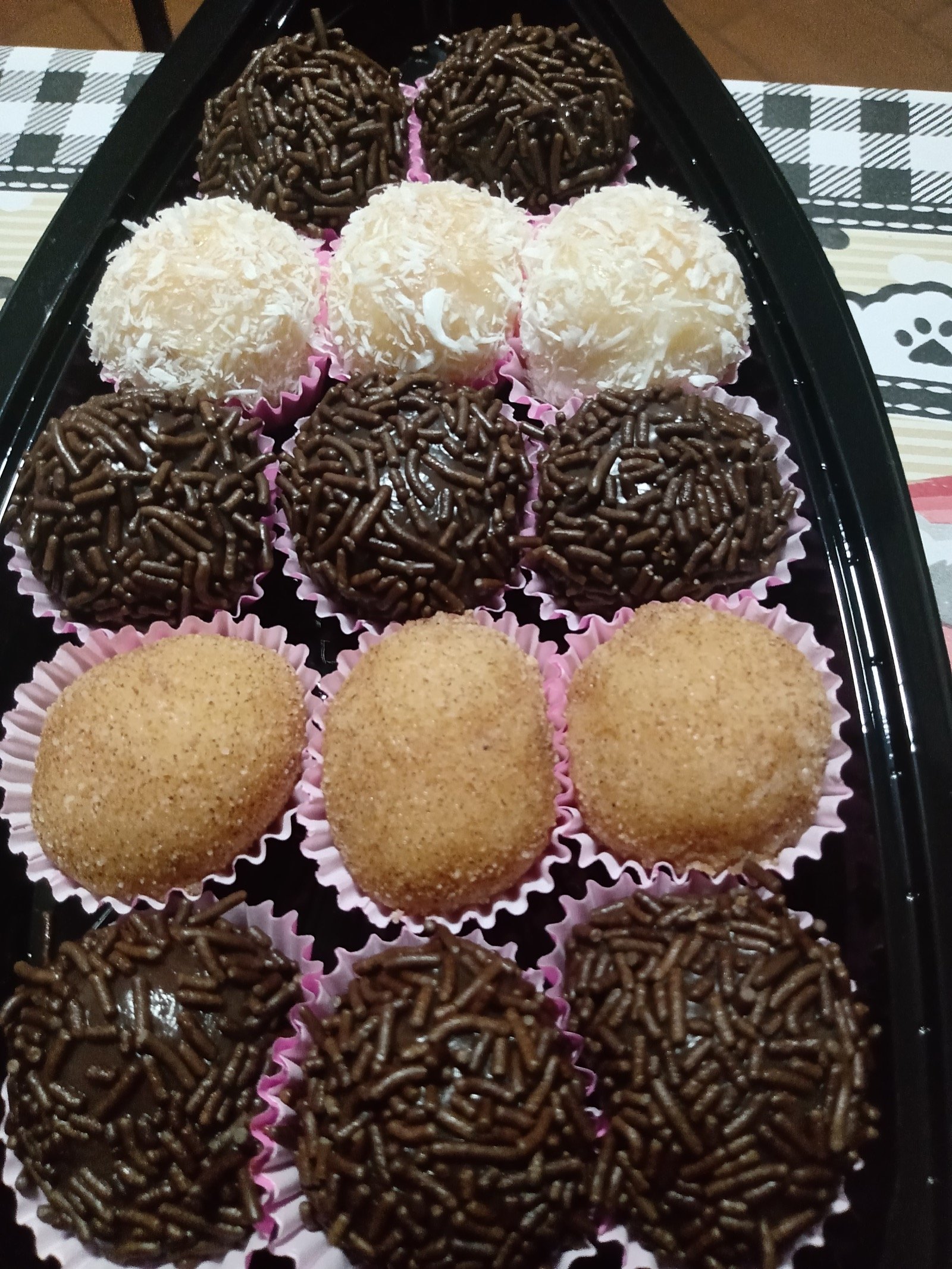 بريغاديرو برازيلي (كرات الشوكولاتة بالحليب المكثف)