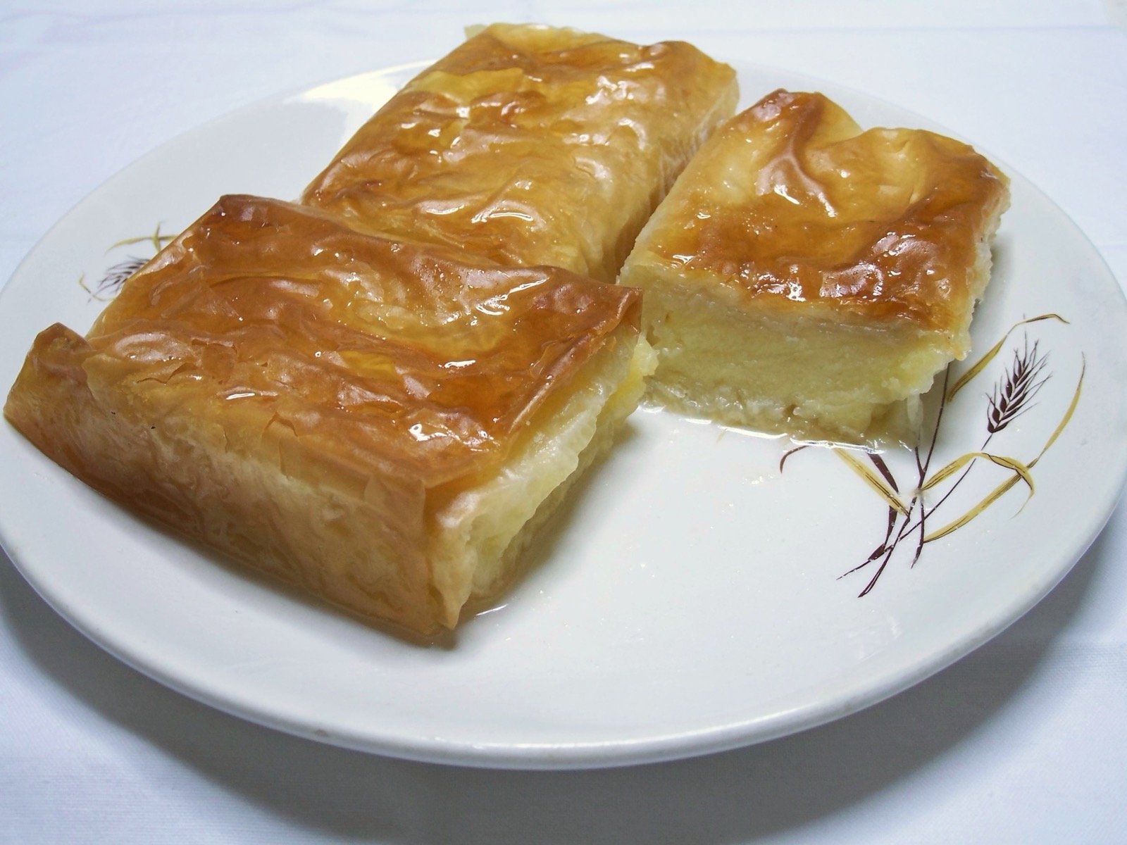 غالاكتوبوريكو يونانية (فطيرة الكاسترد بالفيلو)